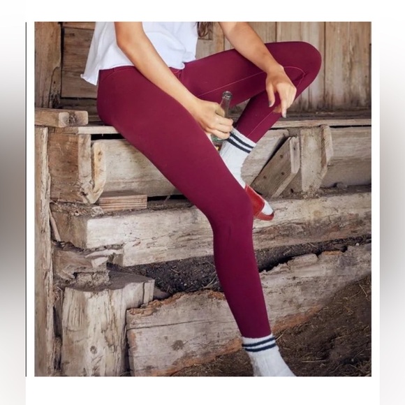 AERIE PLAY REAL ME HIGH WAISTED 7/8 LEGGING
Size:Small Color:Burgendy/Black. - Picture 4 of 10